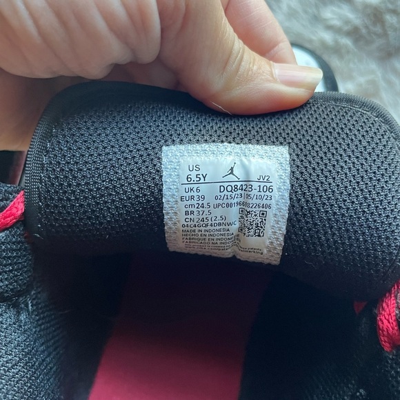 Air Jordan 1 Mid Gym Red Black Toe (GS) DQ8423-106 Size 6.5 Y - Picture 7 of 7